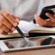 Ilustrasi membuat nama keren di smartphone dengan Aesthetic Text Copy (Foto: Freepik)