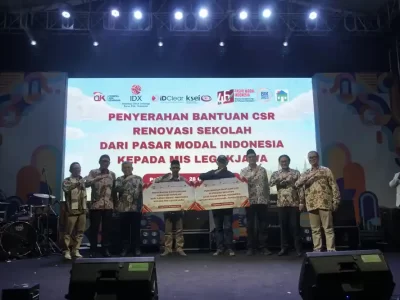 Penyerahan bantuan CSR dalam rangkaian acara puncak BIK 2023 yang digelar OJK di Pangandaran Jawa Barat