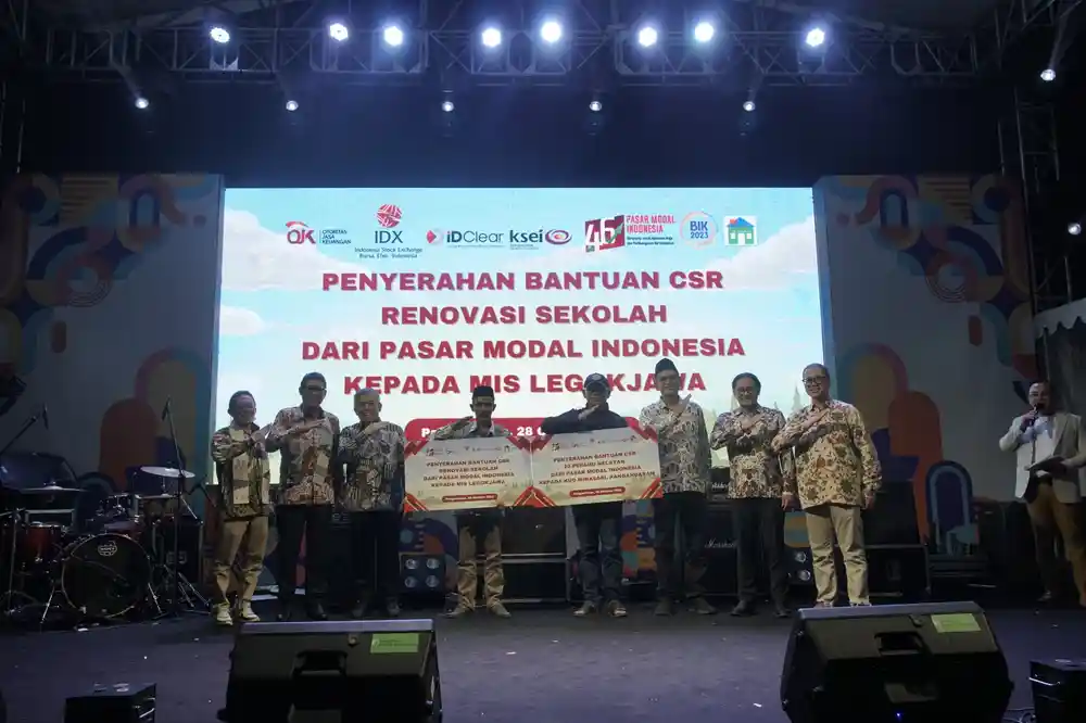 Penyerahan bantuan CSR dalam rangkaian acara puncak BIK 2023 yang digelar OJK di Pangandaran Jawa Barat
