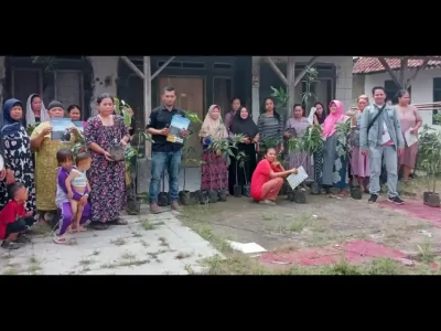 Pembagian bibit tanaman dari Ivan Kuntara kepada masyarakat Desa Cibodas dan Desa Pasirmunjul Kecamatan Sukatani Kabupaten Purwakarta