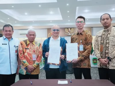 Pj Bupati Purwakarta Benni Irwan (kiri) bersama Plt Dirut PDAM GTR Purwakarta Riana A Wangsadiredja (kedua kanan). (Foto: Ist)