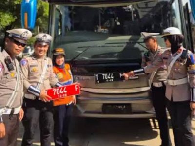 Petugas gabungan menindak bus milik Pemkab Karawang.