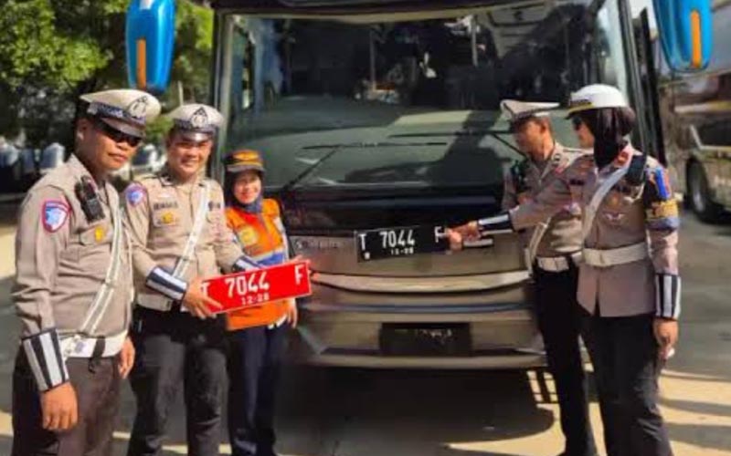 Petugas gabungan menindak bus milik Pemkab Karawang.