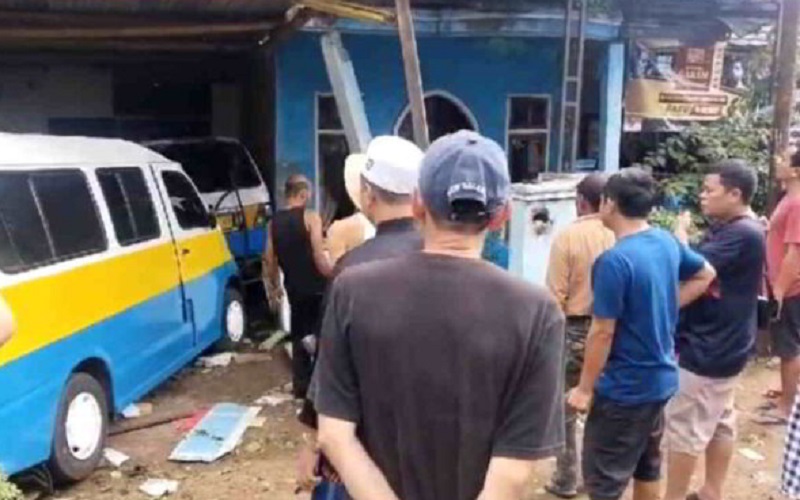 Angkot tabrak pedagang di Garut