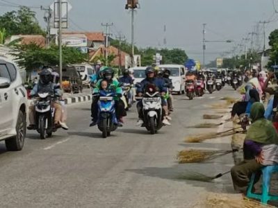 Menyapu koin di jembatan Sewoharjo