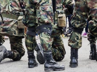 Ilustrasi seragam mirip militer
