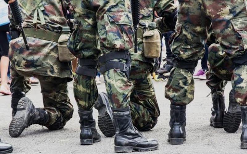 Ilustrasi seragam mirip militer