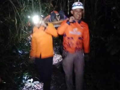 Evakuasi korban di Gunung Cakra Buana Sumedang