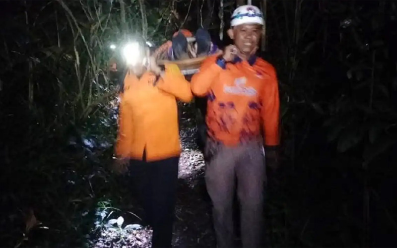 Evakuasi korban di Gunung Cakra Buana Sumedang