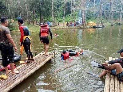 Evakuasi wisatawan tenggelam di situ Salawe, Garut