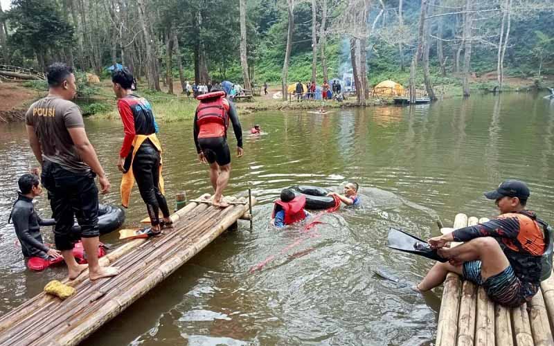 Evakuasi wisatawan tenggelam di situ Salawe, Garut