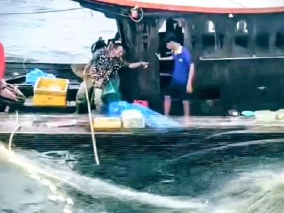 Nelayan asal Batu Bara terapung-apung di laut akibat kapal tenggelam diterjang ombak