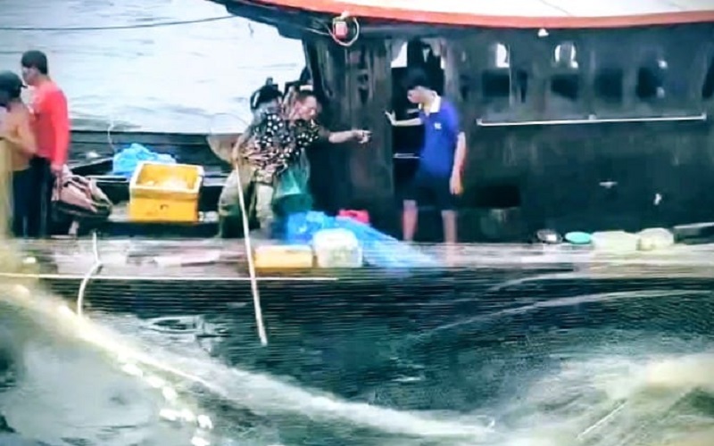 Nelayan asal Batu Bara terapung-apung di laut akibat kapal tenggelam diterjang ombak