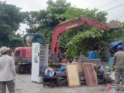 Penertiban bangunan liar di Karawang