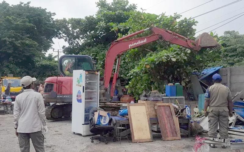 Penertiban bangunan liar di Karawang