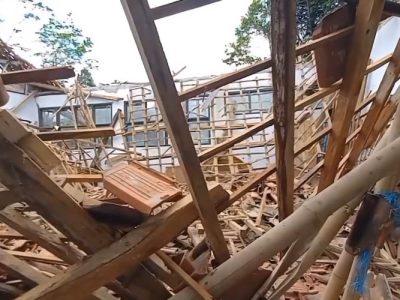 Kelas SMPN 1 Peundeuy ambruk