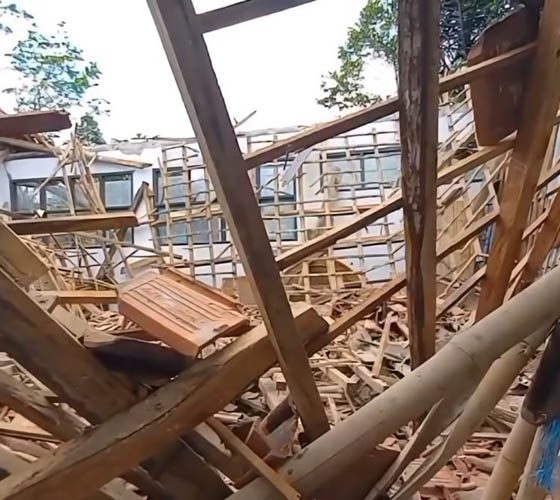 Kelas SMPN 1 Peundeuy ambruk