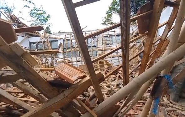 Kelas SMPN 1 Peundeuy ambruk