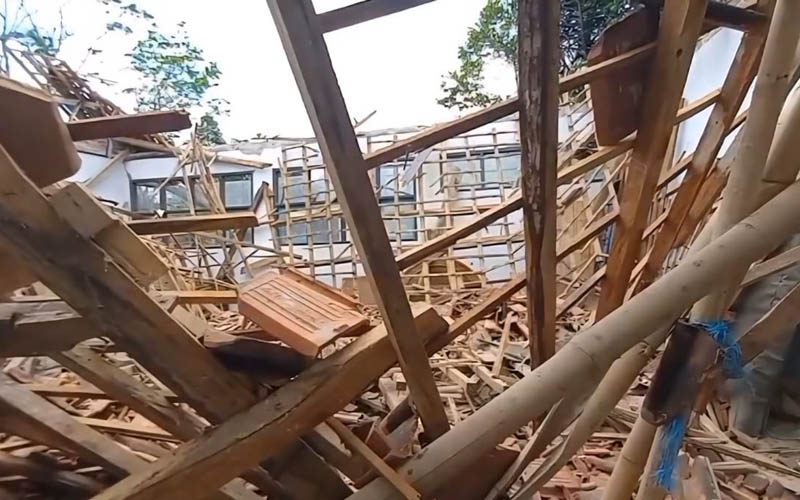 Kelas SMPN 1 Peundeuy ambruk