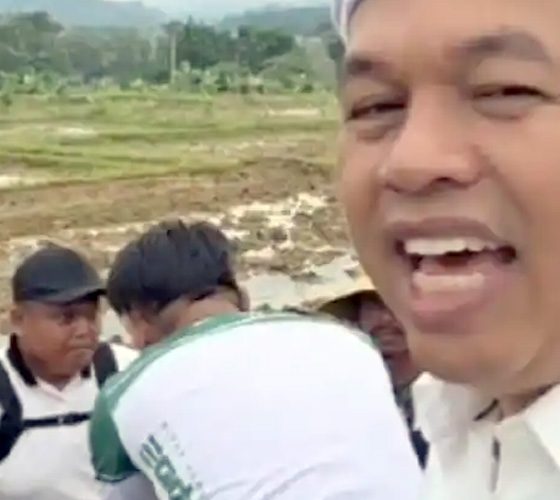 Uji coba jerami jadi bahan bakar traktor