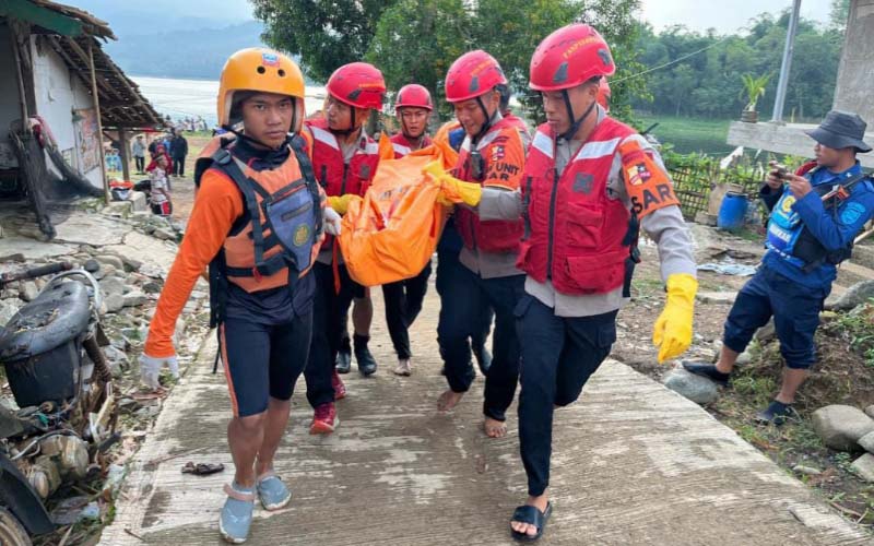 Evakuasi korban tenggelam di Waduk Jatiluhur