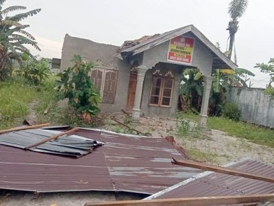 Ilustrasi rumah rusak akibat hujan angin