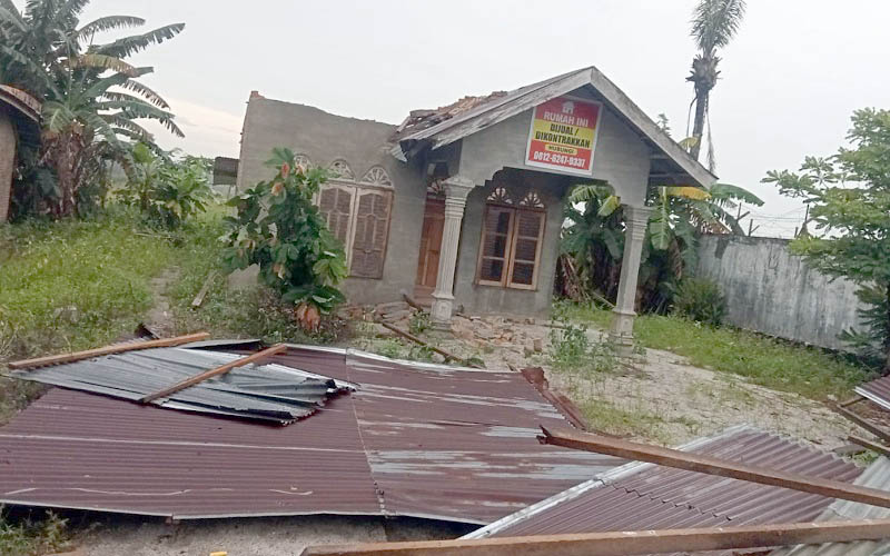 Ilustrasi rumah rusak akibat hujan angin