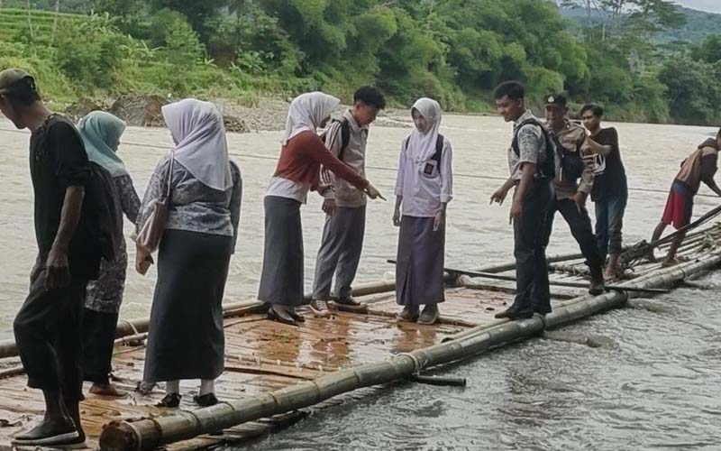 Siswa nyebrang rakit di Cianjur
