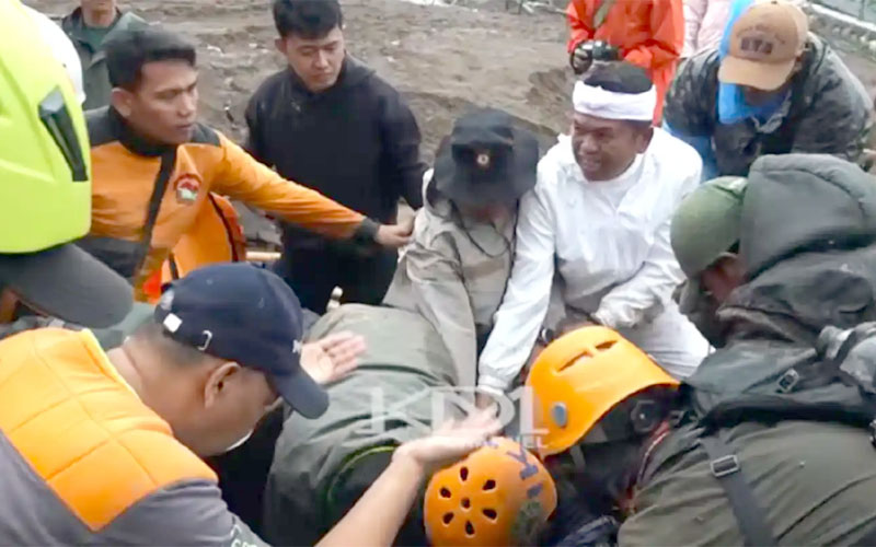 Dedi Mulyadi bersama petugas mengevakuasi korban longsor di Bandung Barat