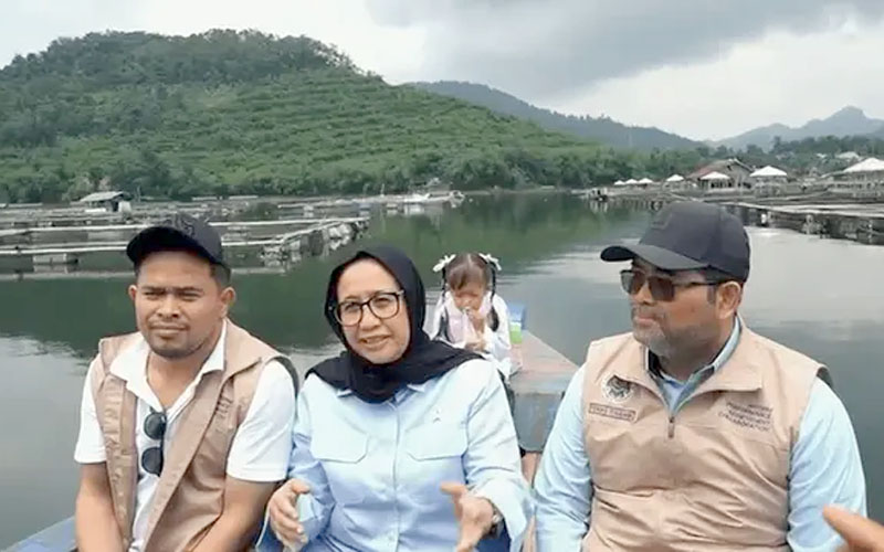 Keramba jaring apung di Waduk Cirata, Purwakarta