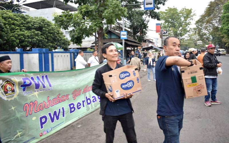 Pokja PWI Kota Bandung membagikan takjil kepada pengguna jalan