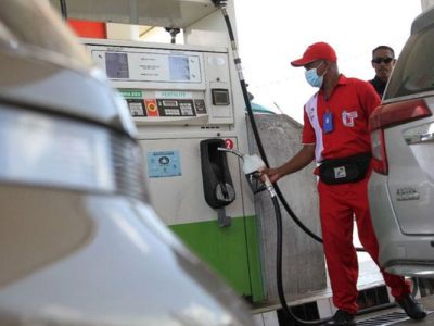 Ilustrasi mengisi bensin di SPBU