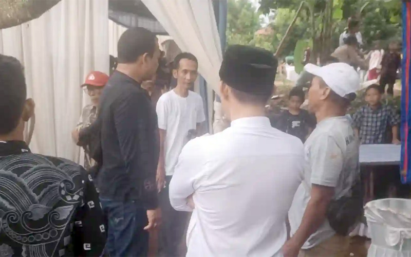 Petugas kepolisian saat mengamankan lokasi kejadian