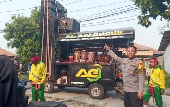 Kru sisingaan kesetrum listrik