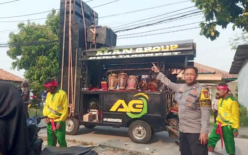 Kru sisingaan kesetrum listrik